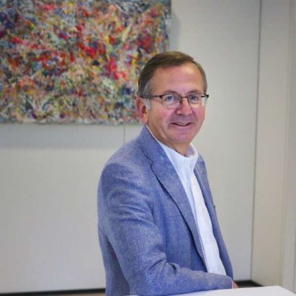 Dr Jacques Duchateau - Chirurgien esthétique - Clinictor