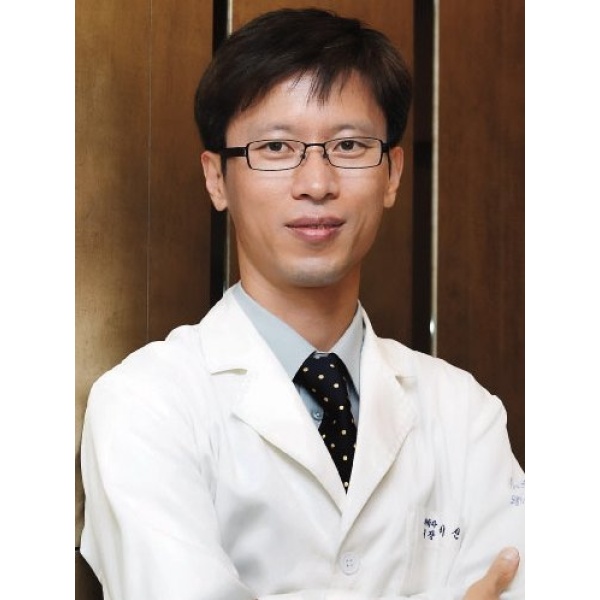 Dr. Shin-Je Lee (Dr. Momo) Hair Transplant International - Clinictor