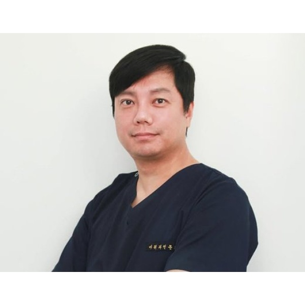 Clinictor - Reborn Plastic Surgery Clinic - Dr Han Song-uk in
