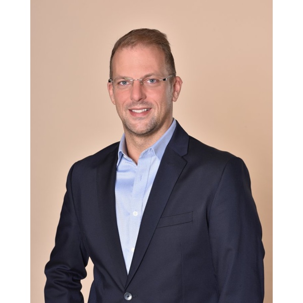 Clinictor - Dare to Smile Dental - Mr Viktor Banfi
